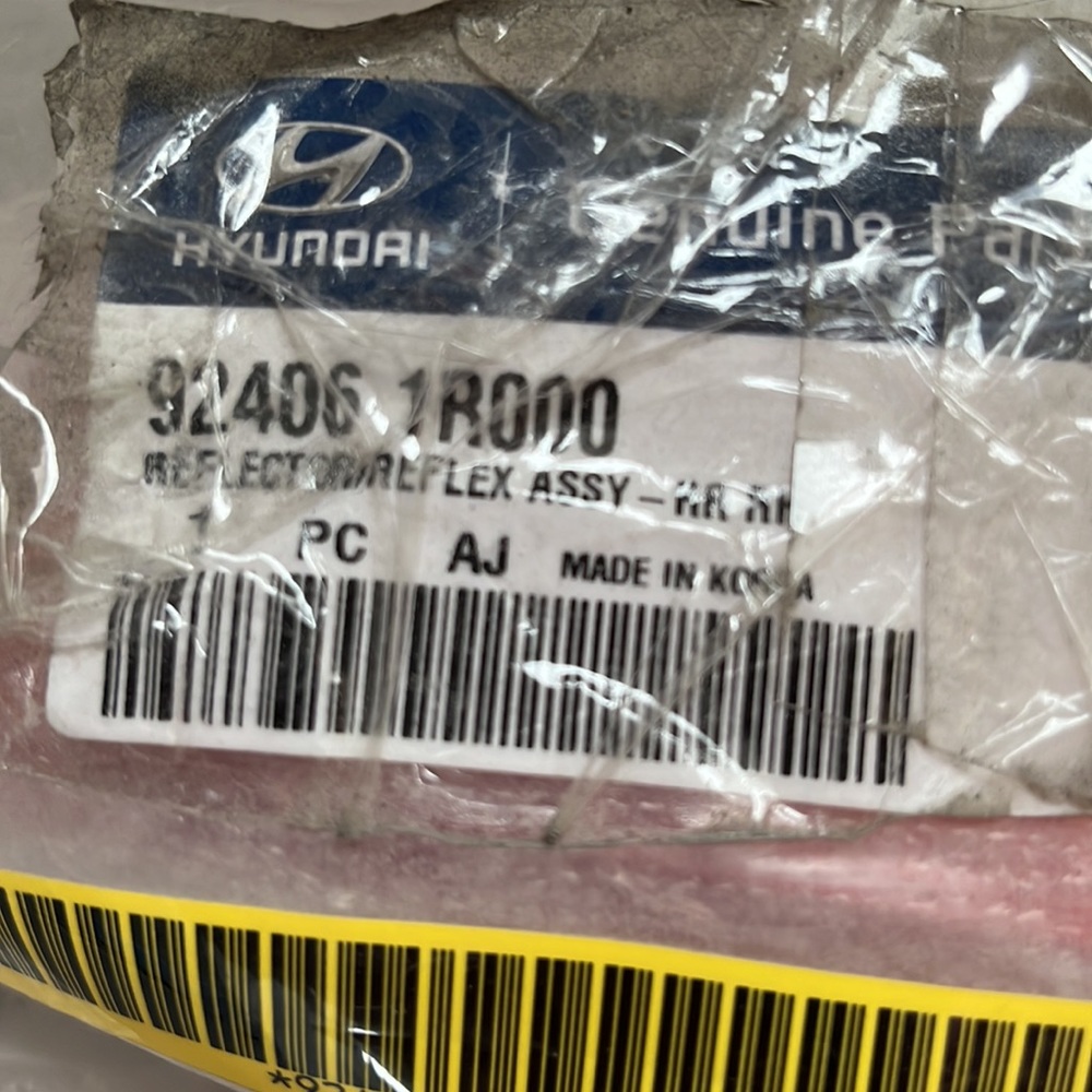 Hyundai Rear RT Reflector New In Package - Picture 4 of 4